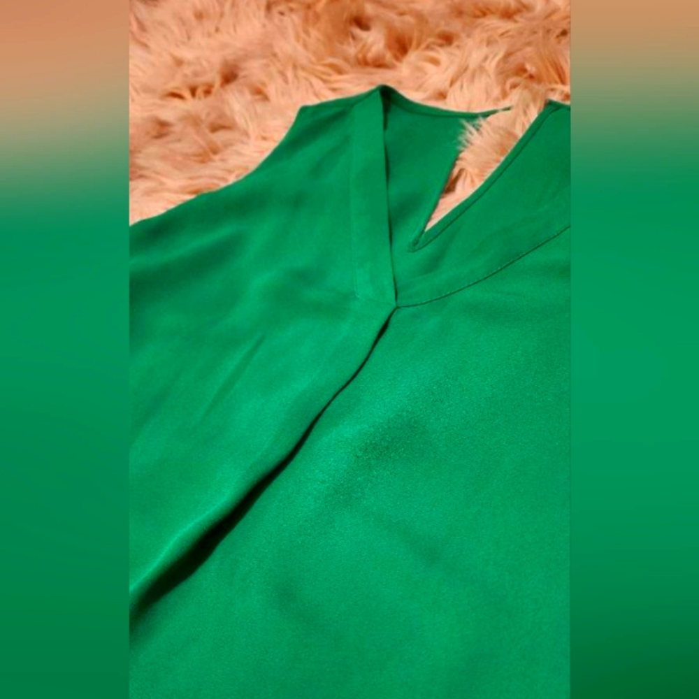 ๐ Sleeveless V-neck Blouse Keyhole Back ๐ - Picture 5 of 7